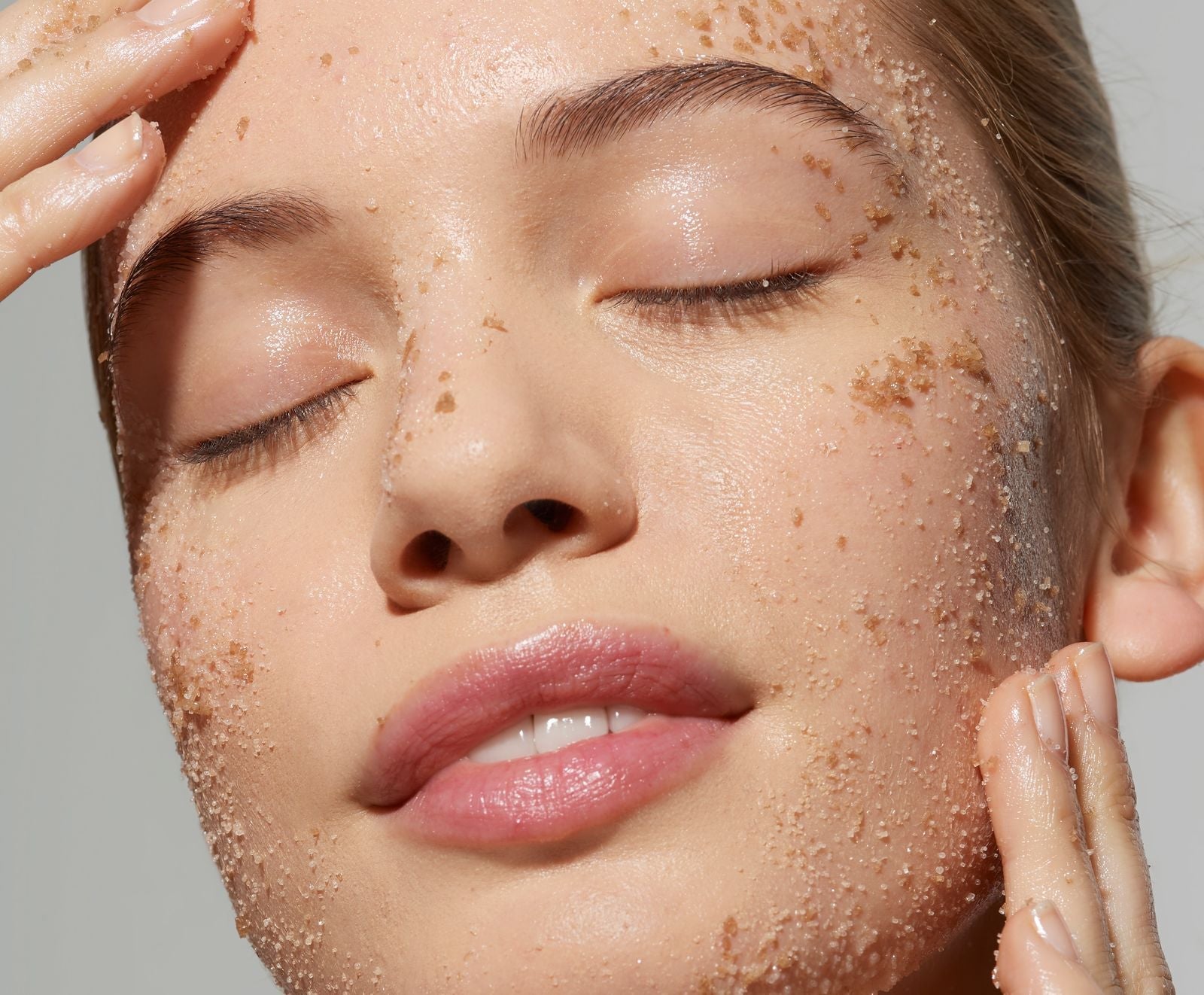 rostro de mujer aplicandose exfoliante